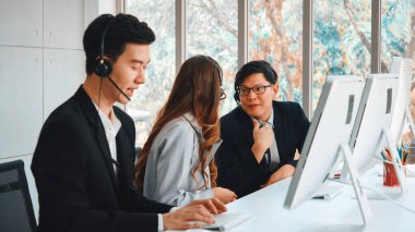 Ofiste çalışan kulaklık takan işadamları uzak müşteri ya da meslektaşlarını desteklemek için çalışıyorlar. Çağrı merkezi, tele pazarlama, müşteri destek acentesi telefon görüşmesinde hizmet sağlıyor. Jivy