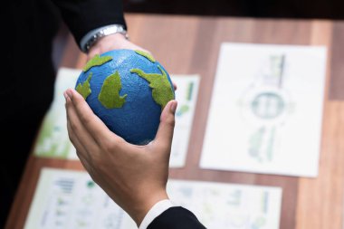 Üst düzey iş adamları, Dünya 'yı kurtarmak için CO2 salınımını azaltmak suretiyle çevresel koruma için ekolojik düzenlemeden yararlanmak amacıyla sinerjide bir arada tutuyorlar. Antika