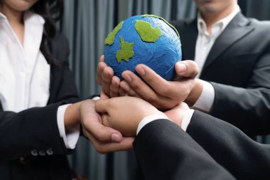 Üst düzey iş adamları, Dünya 'yı kurtarmak için CO2 salınımını azaltmak suretiyle çevresel koruma için ekolojik düzenlemeden yararlanmak amacıyla sinerjide bir arada tutuyorlar. Antika