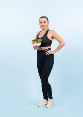Mutlu bir gülümseme, son sınıf kadın portresi, izole edilmiş arka planda bir kase vejetaryen meyve ve sebze. Sağlıklı vejetaryen beslenme ve vücut bakımı yaşam tarzı olan sağlıklı yaşlı insanlar. Etki