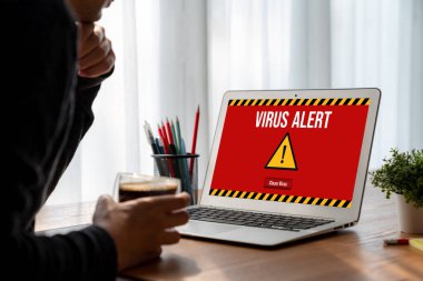 Bilgisayar ekranındaki virüs uyarısı mobil siber tehdit, hacker, bilgisayar virüsü ve kötü amaçlı yazılım tespit edildi