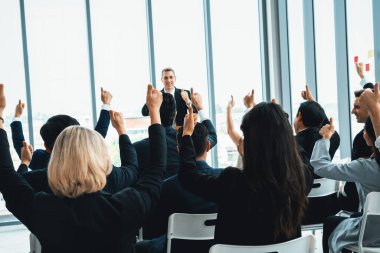 Bir grup iş adamı seminer konferansında toplanıyor. Seyirciler, çalışanların eğitim seanslarındaki eğitmenleri dinliyor. Uzman konuşmacı ile ofis çalışanları toplantısı. Jivy