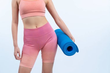 Spor kıyafetleriyle spor minderiyle genç ve çekici Asyalı kadın portresi. Sağlıklı egzersiz ve rutin yaşam tarzı konsepti. Stüdyo çekimi izole edildi. Kuvvetli