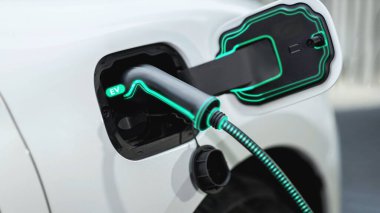 Elektrikli araba EV şarj kablosu ile şarj olmak için şarj istasyonuna bağlı. Geleceğin yenilikçi EV arabası ve enerji sürdürülebilirliği. Akıllı ve fütüristik ev enerjisi altyapısı. İnceleyin