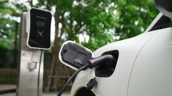 Yakın Çekim Yenilikçi Modern Ulaşım Konsepti Elektrikli Araba Şarj Istasyonunda — Stok fotoğraf