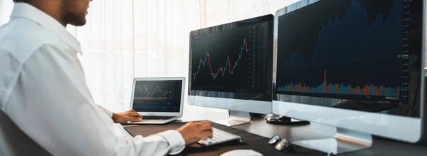 Inversor Bursátil Que Monitorea Gráfico Dinámico Datos Financieros Para Comercio — Foto de Stock