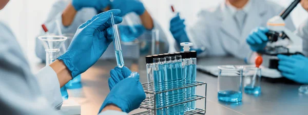 Groep Van Toegewijde Wetenschappers Voert Chemische Experimenten Onderzoek Het Medisch — Stockfoto