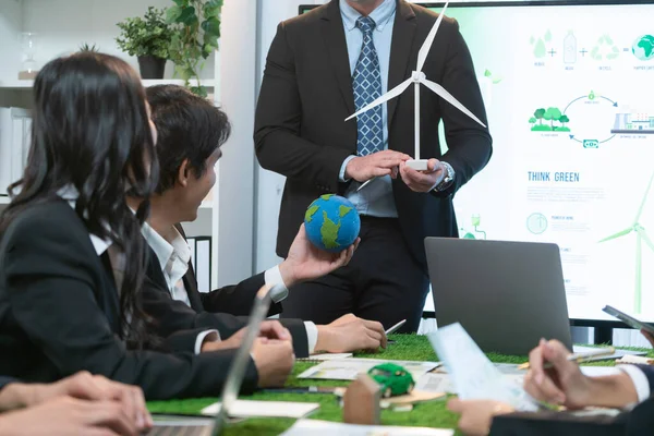 Líder Empresário Faz Apresentação Sobre Implementação Ecológica Fim Reduzir Emissões — Fotografia de Stock