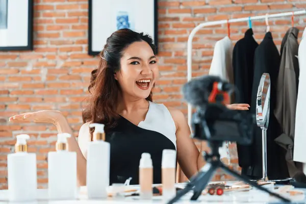 Asian Woman Influencer Schießen Live Streaming Vlog Video Review Make — Stockfoto
