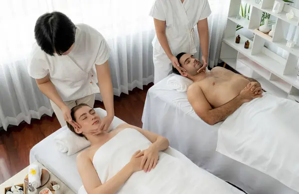 Coppia Caucasica Godendo Rilassante Stress Massaggio Alla Testa Coccole Bellezza — Foto Stock