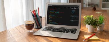 Model uygulama ve program kodlaması için bilgisayar ekranında yazılım geliştirme programlama