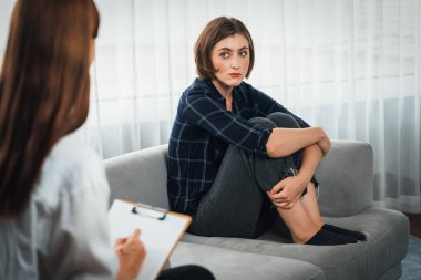 Psikolog, depresyon ya da hayattaki başarısızlıktan sonra keder tedavisi gören üzgün bir kadın. Hayal kırıklığına uğramış genç bir kadın klinikteki duygular hakkında bir psikologla konuşuyor.