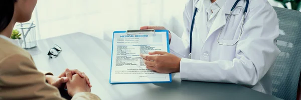 Doctor Show Medical Diagnosis Report Providing Compassionate Healthcare Consultation Young — Stock Photo, Image