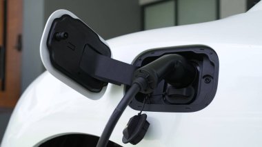 Ev şarj istasyonu, elektronik araç için sürdürülebilir, yenilenebilir enerji kaynağı, modern modern yaşam tarzı için evdeki EV arabaları sağlıyor. Çevre dostu melez elektro ve petrol aracı bataryası.
