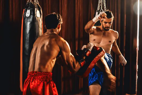 Boxeador Tailandés Muay Asiático Caucásico Desencadena Ataque Patada Una Feroz —  Fotos de Stock