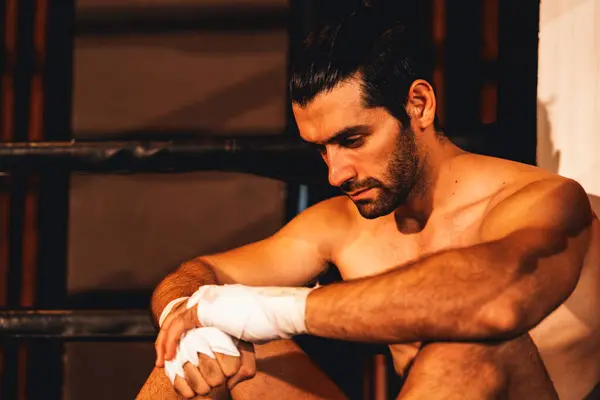 Boxeador Caucasiano Cansado Exausto Removeu Sua Luva Boxe Sentou Descansando — Fotografia de Stock
