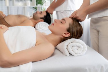 Kafkasyalı çift stres önleyici kafa masajının keyfini çıkarıyor ve lüks otellerde ya da otel spa salonlarında gündüz kaplıcalarında yüz güzelliği eğlencelerini şımartıyor. Sessiz.