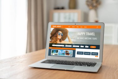 Model arama ve seyahat planlama için internet sitesi uçuş, otel ve tur rezervasyonları için anlaşma ve paket sunuyor