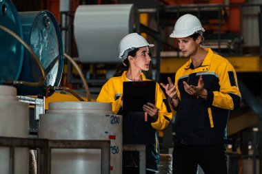 İki fabrika işçisi veya mühendis, kimya fabrikası, kimya fabrikası işyeri ve endüstriyel meslek konseptinde makine veya prosedür üzerinde profesyonel teftiş yürütüyor. Örnek gösteriliyor