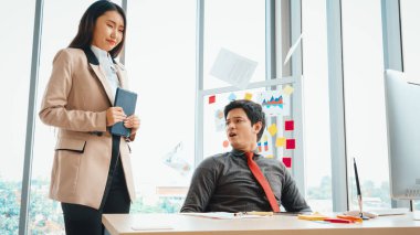 Mutsuz iş adamları ofiste iş sorununu tartışıyorlar. İflas ve kayıp konsepti. Jivy