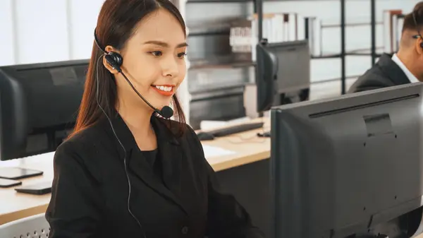 戴着耳机在办公室工作以支持远程客户或同事的商务人士 呼叫中心 电话营销 客户支持代理提供电话视频会议服务 Jivy — 图库照片
