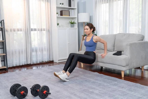 エネルギーと決意 アジアの女性は 効果的な胸のターゲットの筋肉利益のためにソファにプッシュ 自宅での健康的なライフスタイルへのフィット感とコミットメントの追求 ヴィゴーラス — ストック写真