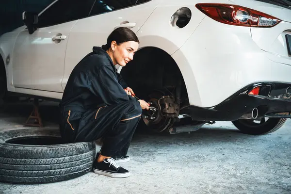 Hårt Arbetande Kvinnlig Mekaniker Byta Bil Hjul Auto Reparation Verkstad — Stockfoto