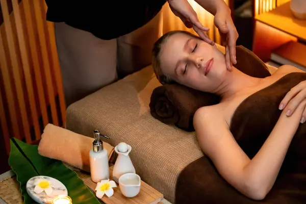 Kaukasiske Kvinde Nyder Afslappende Stress Hoved Massage Forkælelse Ansigts Skønhed - Stock-foto