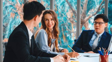 Zeki iş adamı ve iş kadını modern ofis içinde grup toplantılarında konuşuyorlar. İş ortaklığı stratejik planlama ve iş arkadaşlarının beyin fırtınası. Jivy
