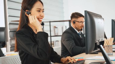 Ofiste çalışan kulaklık takan işadamları uzak müşteri ya da meslektaşlarını desteklemek için çalışıyorlar. Çağrı merkezi, tele pazarlama, müşteri destek acentesi telefon görüşmesinde hizmet sağlıyor. Jivy