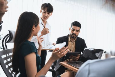 Mutlu iş adamları birlikte çalışır, şirket ofisinde tartışırlar. Profesyonel ve çeşitlilik takım çalışması iş planını bilgisayarda tartışır. Modern çok kültürlü ofis çalışanı. Uyum