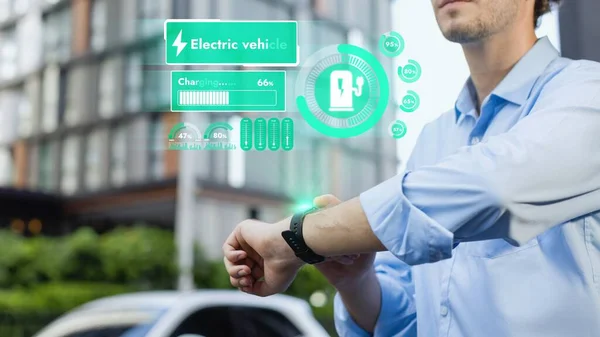 Pengusaha Memeriksa Status Baterai Mobil Dalam Hologram Dari Smartwactch Saat — Stok Foto