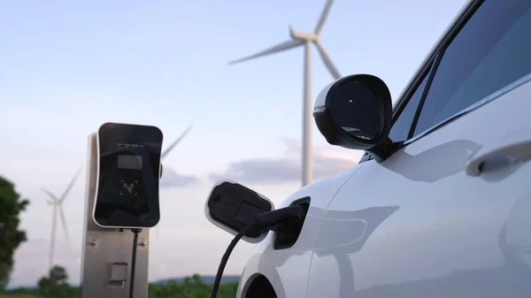 지속적 에너지 인프라 자동차 충전에 전하는 에너지 터빈에서 환경을 보존하기 — 스톡 사진