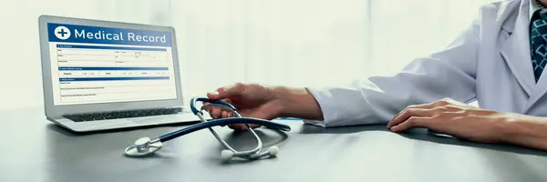 Læge Omhyggeligt Gennemgå Detaljeret Medicinsk Rapport Bærbare Computer Diagnosticere Sygdom - Stock-foto