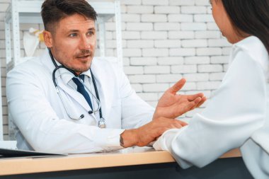 Profesyonel üniformalı doktor hastanedeki ya da klinikteki hastayı muayene ediyor. Sağlık, tıbbi ve doktor servis konsepti. Jivy