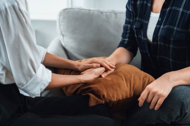 Depresyondaki kişiyi neşelendirmek için destekleyici ve rahatlatıcı elleri yakın çekim ya da empati ile stres zihin