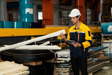 Mühendis, fabrika deposunda yeniden kullanım amaçlı sanayi ürünleri veya malzemelerini inceler ve yönetir. Verimli üretim için ağır endüstriyel ürünlerin kalite kontrol denetimi. Örnek gösteriliyor