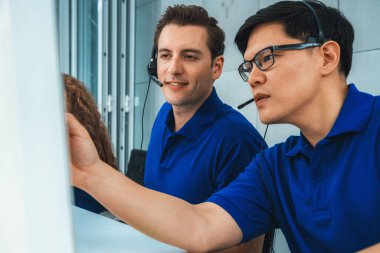 Ofiste çalışan kulaklık takan işadamları uzak müşteri ya da meslektaşlarını desteklemek için çalışıyorlar. Çağrı merkezi, tele pazarlama, müşteri destek acentesi telefon görüşmesinde hizmet sağlıyor. Jivy