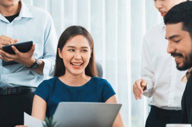 Profesyonel Asyalı çalışanlar, şirket ofisinde takım olarak çalışarak iş planları ve bilgisayarla başarılı olmak için verileri tartışırlar. Modern ofis çalışanı takım çalışması konsepti. Uyum