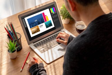 Web sayfasının modern tasarımı ve bilgisayar ekranında gösterilen ticari reklamlar için grafiksel tasarımcı yazılımı
