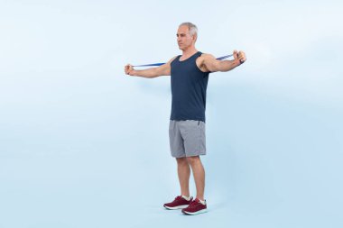 Vücut uzunluğu tam, atletik ve sportif, izole edilmiş arka planda fitness direnç bandı olan son sınıf öğrencisi. Emeklilikten sonra sağlıklı, aktif bir fiziğe ve vücut bakımına sahip. Etki