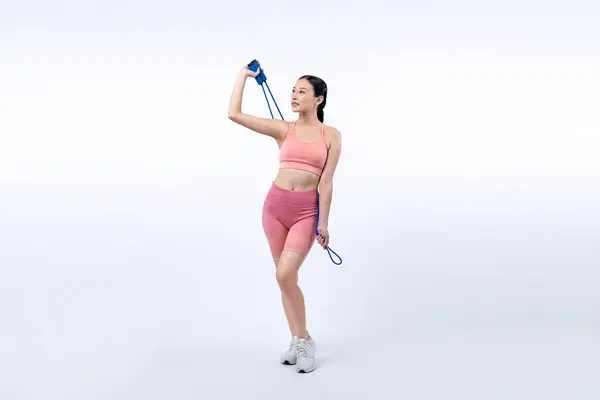 Młoda Energiczna Azjatycka Kobieta Sportowej Odzieży Skaczącym Lub Pomijającym Szlafrokiem — Zdjęcie stockowe