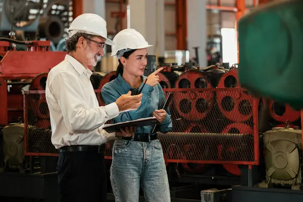 Fabriek Ingenieur Manager Met Assistent Met Behulp Van Laptop Inspectie — Stockfoto