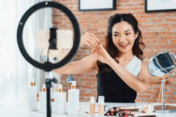 Asian Woman Influencer Skjuta Live Streaming Vlog Video Översyn Makeup — Stockfoto