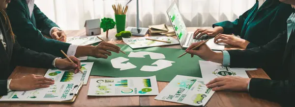 商务人士在办公室内规划和讨论回收减少再利用的政策标志 具有无害生态废物管理法规概念的绿色商业公司 — 图库照片