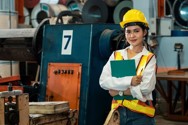 Metalwork Manufacturing Factory Inspection Female Engineer Inspector Safety Equipment Conduct — Stock Photo, Image