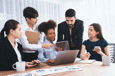 Çok ırklı analist ekibi toplantı masasındaki mali raporu analiz etmek için BI gösterge tablosunu kullanıyor. Çeşitli iş adamlarından oluşan bir grup, FIntech 'in veri analizini başarılı iş pazarlaması için kullanır. Uyum