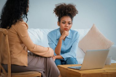 Travma sonrası stres bozukluğu olan üzgün bir kadın psikoloğu, depresyon ya da kalp yetmezliğinden sonra üzüntülü bir ruh sağlığı terapisi görüyor. Hayal kırıklığına uğramış genç bir kadın klinikteki duygular hakkında bir psikologla konuşuyor.