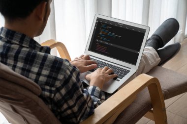 Model uygulama ve program kodlaması için bilgisayar ekranında yazılım geliştirme programlama