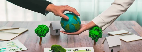 商人们在写字台上把纸铺在一起 绿色公司实施环保政策 以减少二氧化碳排放和保护绿色环境的概念 开拓性的 — 图库照片